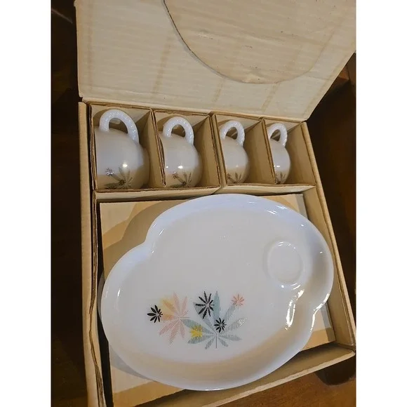 Federal Glass Company 1950s Atomic Flower Milk Glass Patio Snack Set MCM - Picture 10 of 10